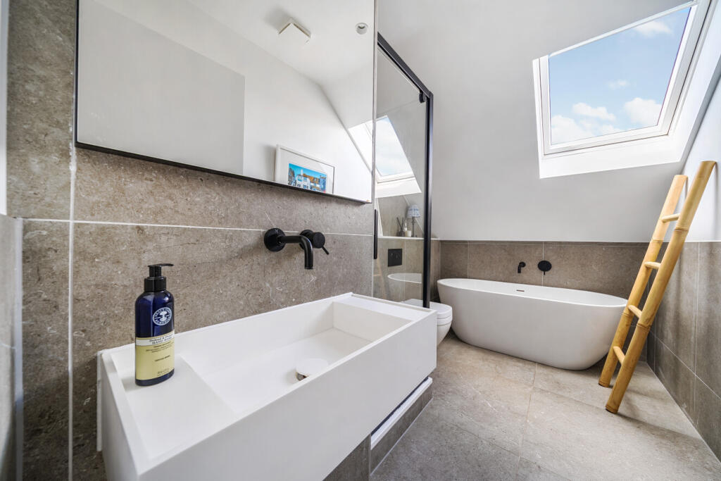 Apartment in London, Merton - More