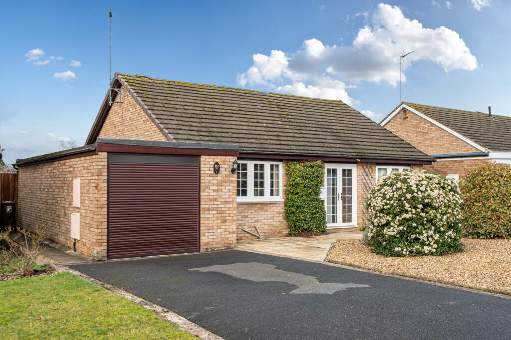 Main image of property: Cherrys Close, Bloxham, OX15