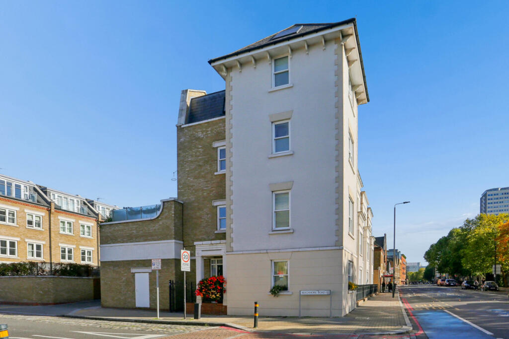 Main image of property: 154B Battersea Park Road, London, SW11 4ND