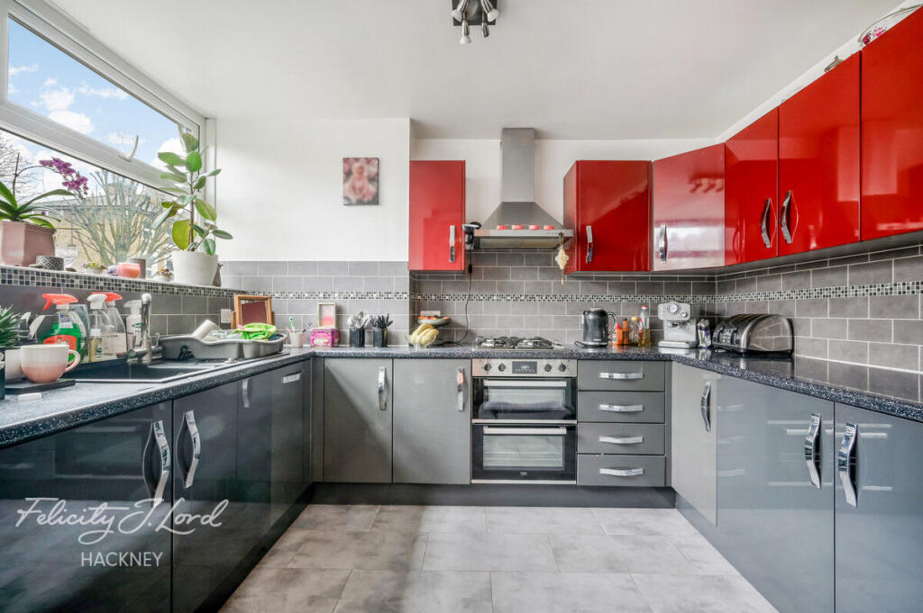 3-bed flat on Banbury Road, London, £675,000