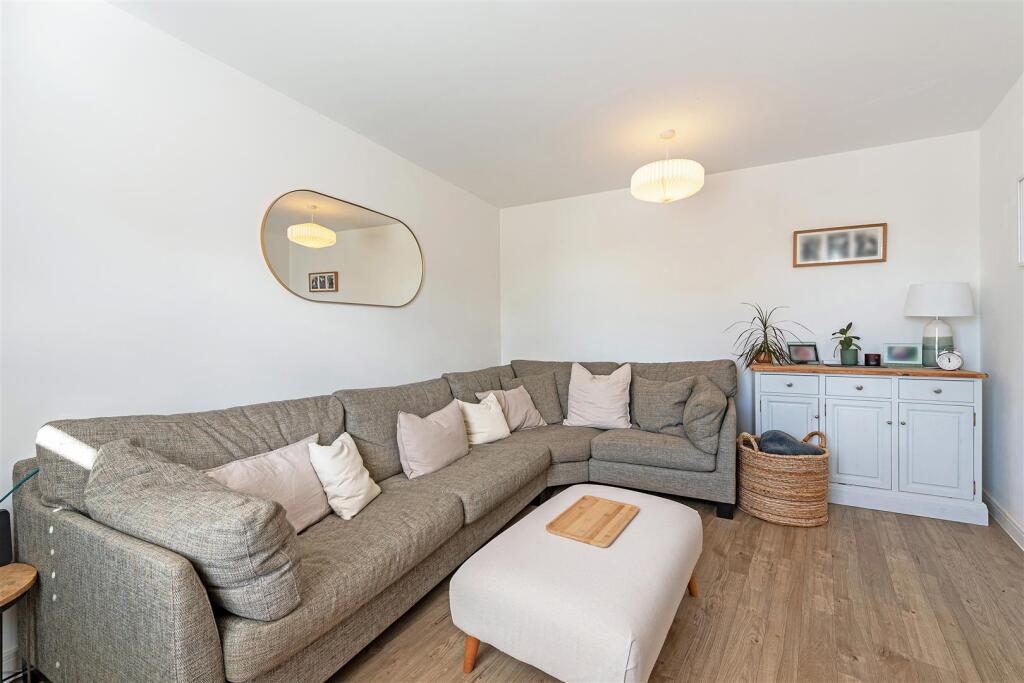House in Romsey, Wisteria Gate - More