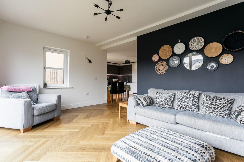House in Penicuik, Mauricewood - More