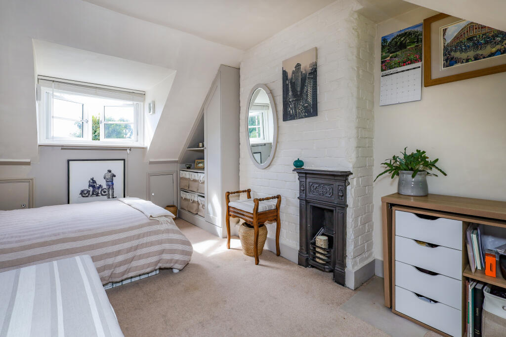House in East Hampshire, Greatham - More