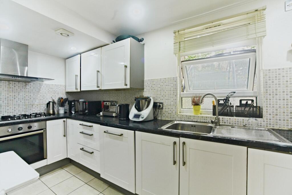House in Croydon - View 4