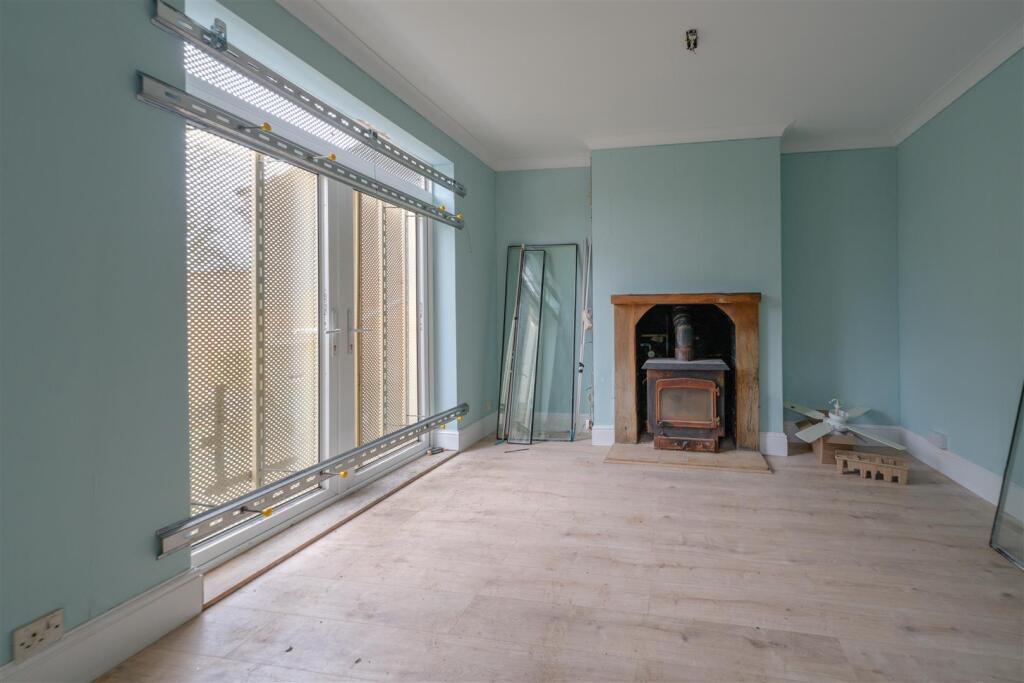 House in Rushden, North Northamptonshire - More