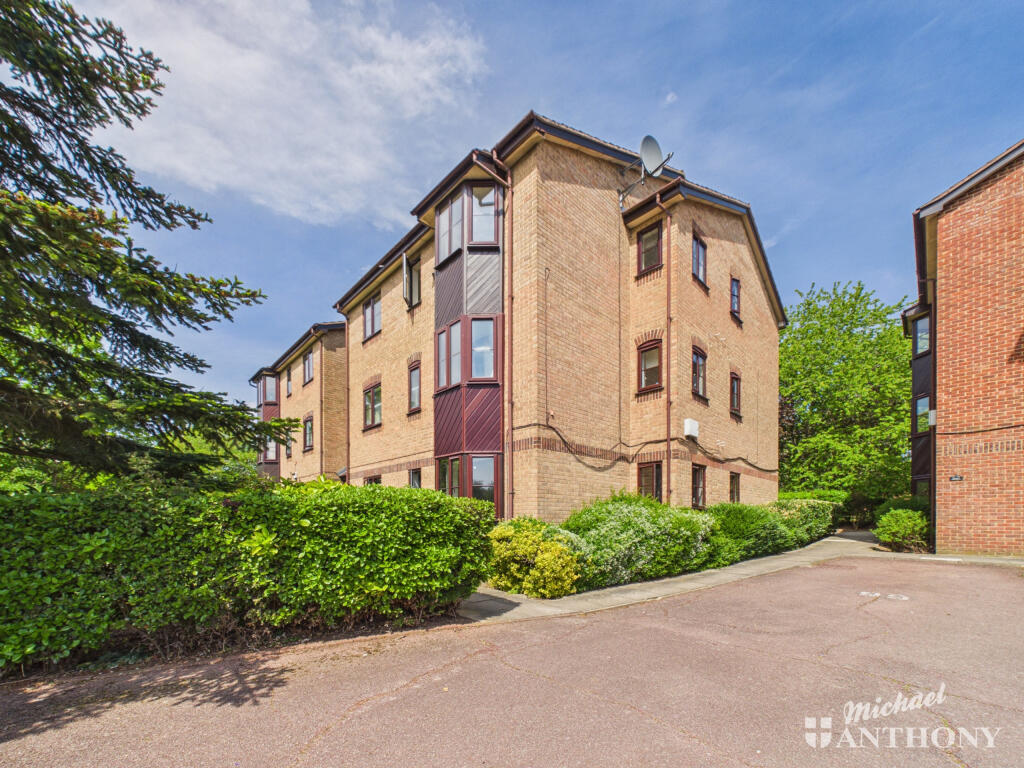 1-bed flat on Poets Chase, Aylesbury, £155,000