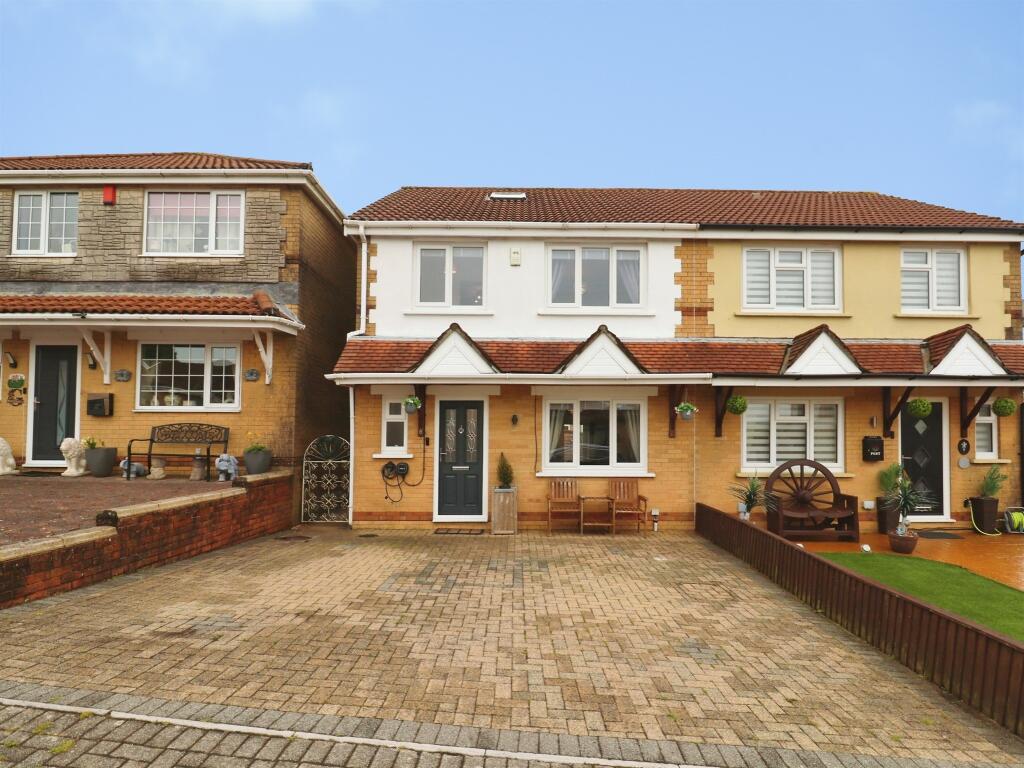 Main image of property: Ffordd Llanbad, Gilfach Goch, Porth