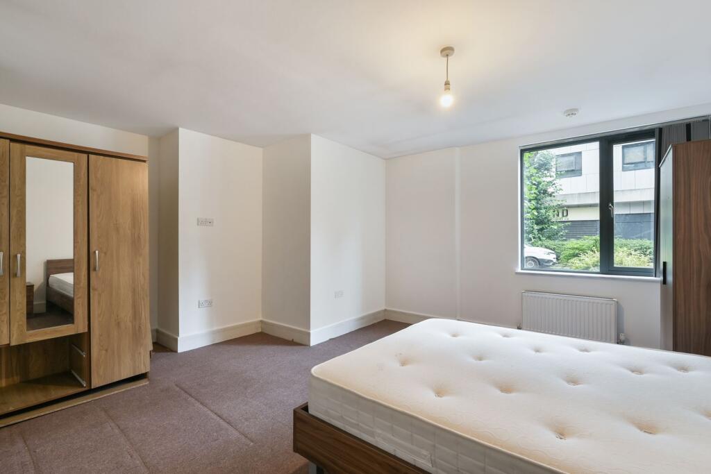 Apartment in Slough, Chalvey - More