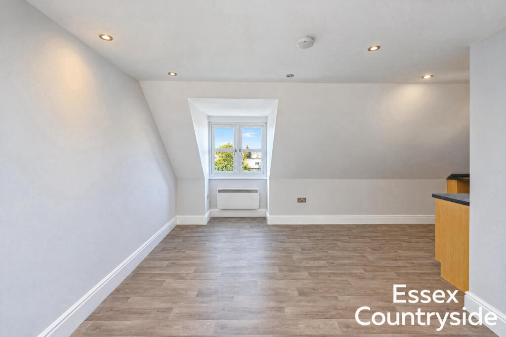 Apartment in Southend-on-Sea - View 3