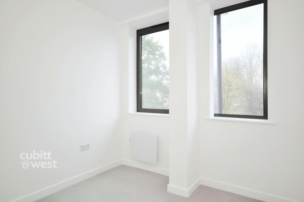 Apartment in Redhill, Reffles Bridge, Earlswood - More