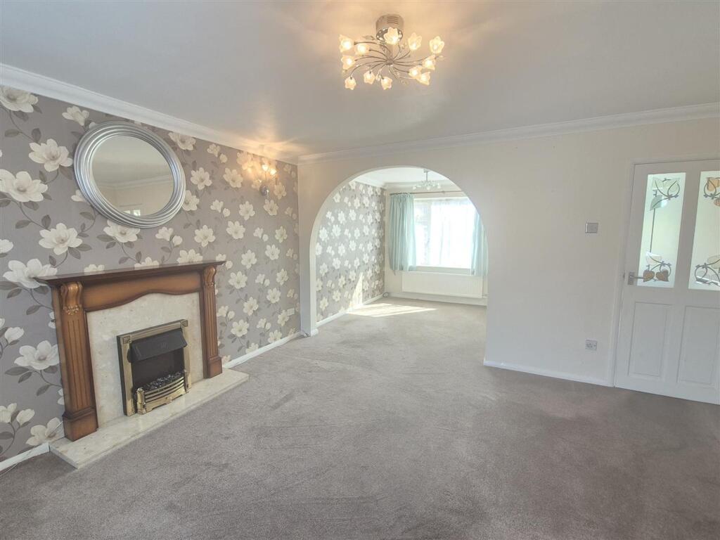 Cedar Drive, Ibstock, LE67 photo 2