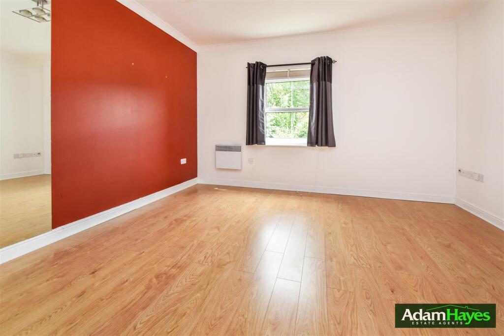 Main image of property: High Road, North Finchley, N12