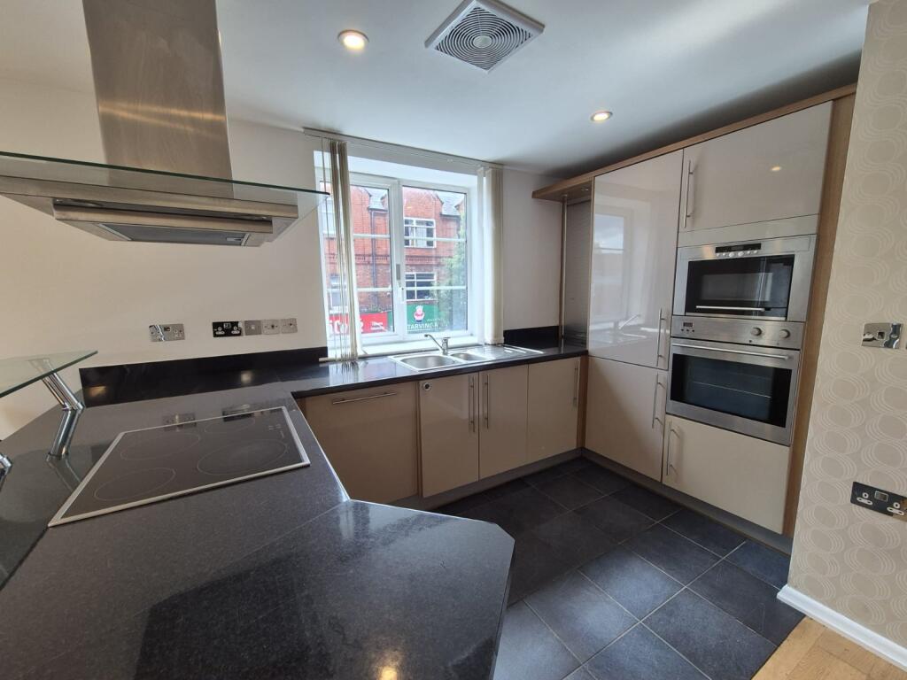 Apartment in Altrincham, Hale - More