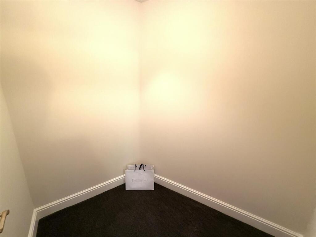 Apartment in Gravesham, Kings Farm - View 5