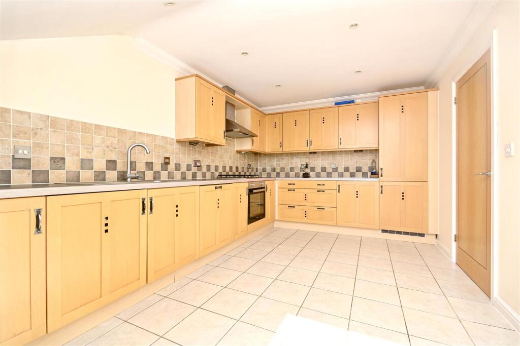 Apartment in Eastbourne, East Sussex - View 5