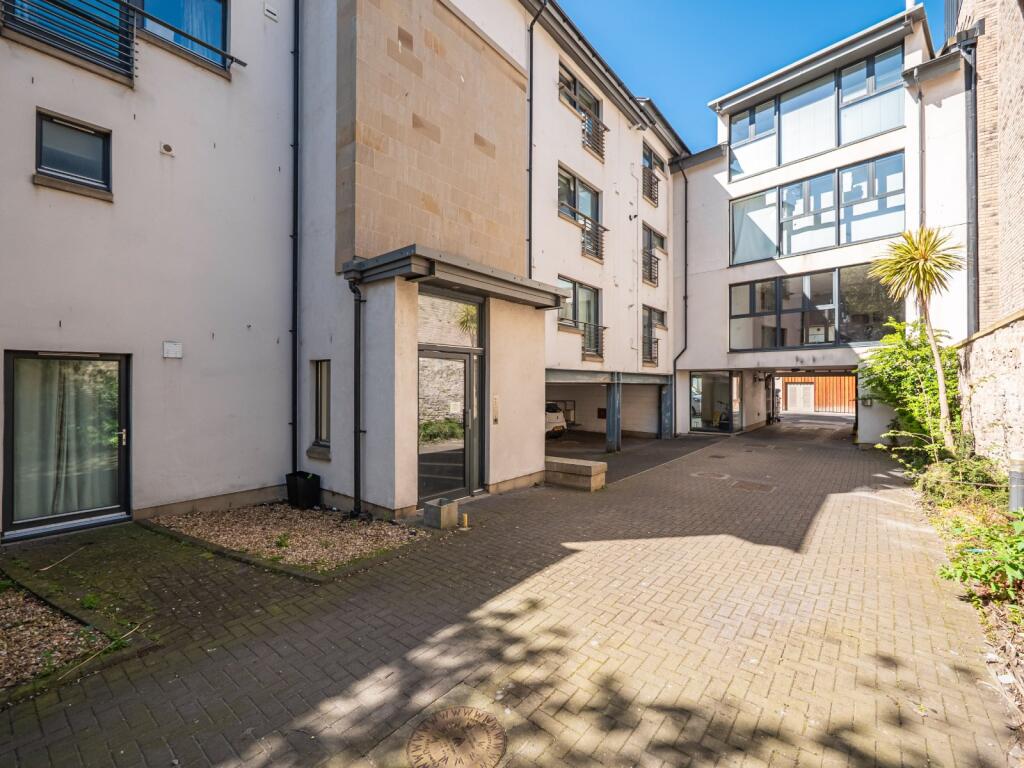 Main image of property: 22/2 Calton Road, Holyrood, Edinburgh, EH8
