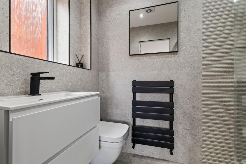 House in Coatbridge, Carnbroe - More