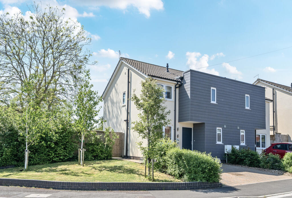 3-bed semi-detached on Courtlands, Keynsham, Bristol, Somerset, BS31, £425,000