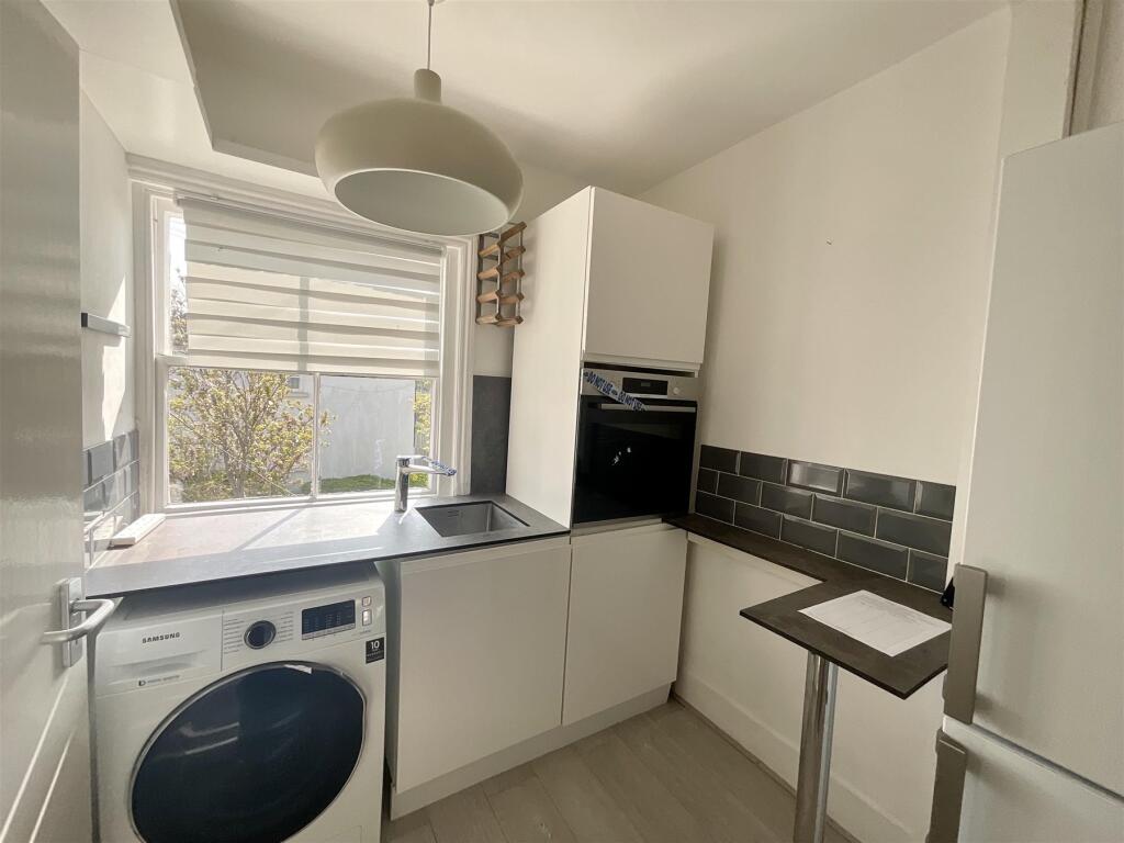 Studio flat on St. Augustine Road, Littlehampton, West Sussex, £70,000