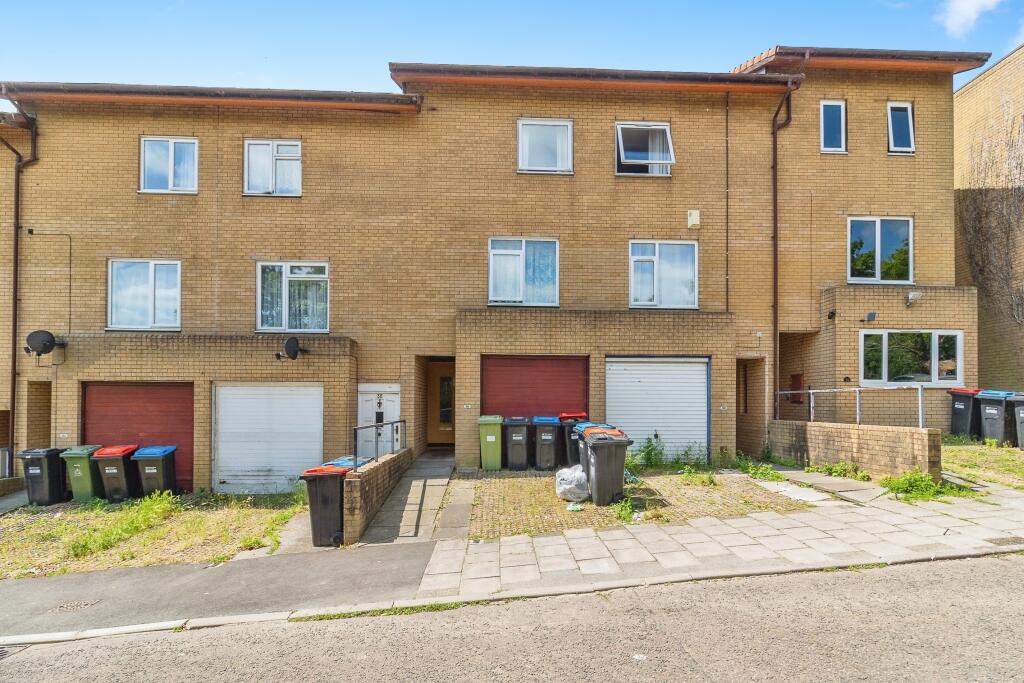 4-bed house on Helford Place, Milton Keynes, MK6, £300,000
