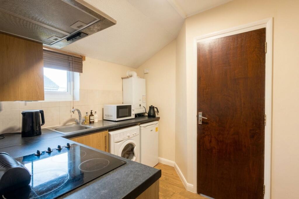Apartment in Ipswich, California - View 5