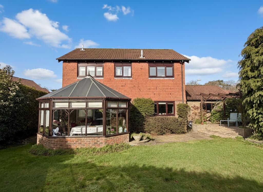 4 bed detached - Blenheim Gardens, Dibden Purlieu, SO45 image 3