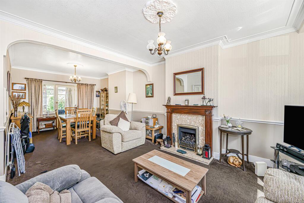 House in London, Royston Parade, Highams Park - View 4