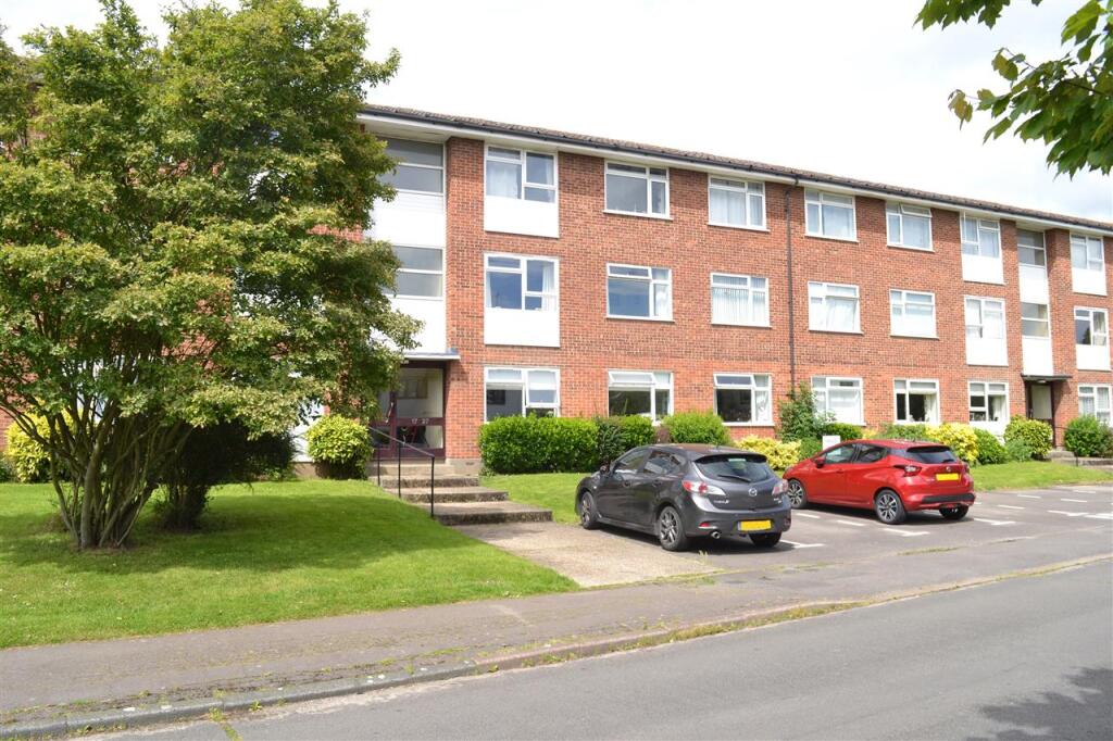 2-bed flat on Wellfield, CM1, £250,000