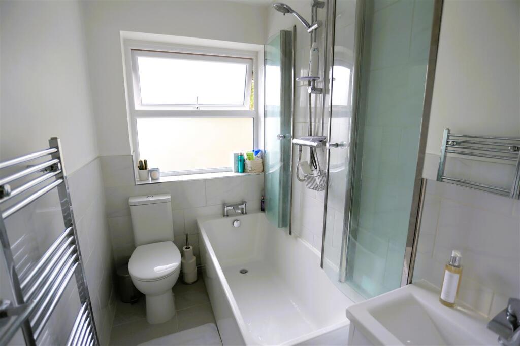 Apartment in Epsom and Ewell, Stoneleigh - More
