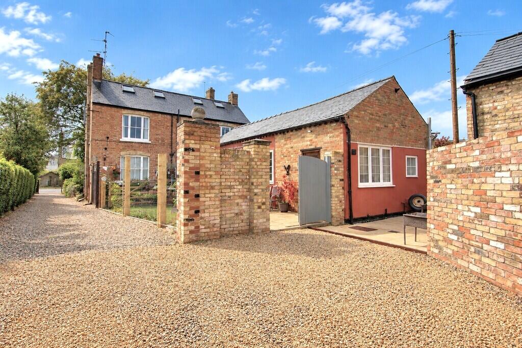 2-bed detached on London Road, Chatteris, £200,000