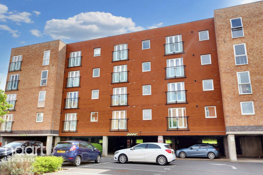 2-bed flat on Pavilion Close, Leicester, £195,000