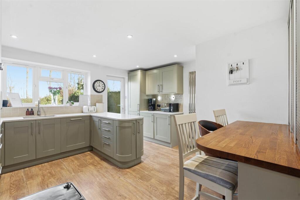 Whitehead Drive, Wellesbourne, Warwick - View 5