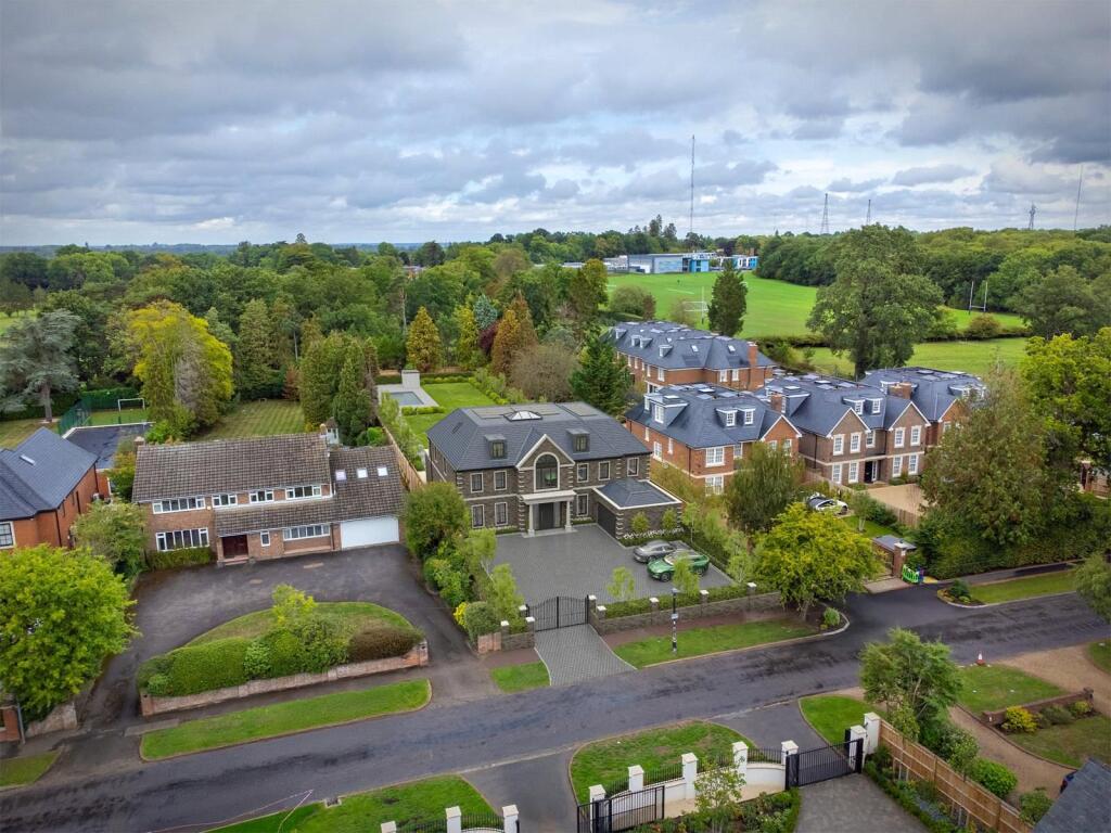 Brookmans Avenue, Brookmans Park, Hertfordshire, AL9 - View 3