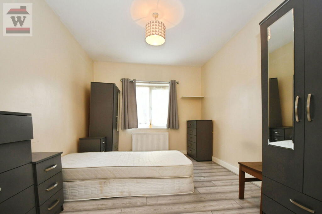 Chatsworth Crescent, Hounslow photo 4