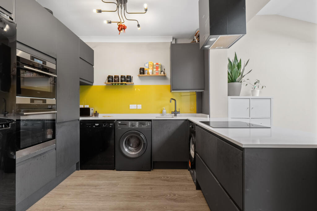 Eastworth Road, Chertsey, Surrey, KT16 photo 4