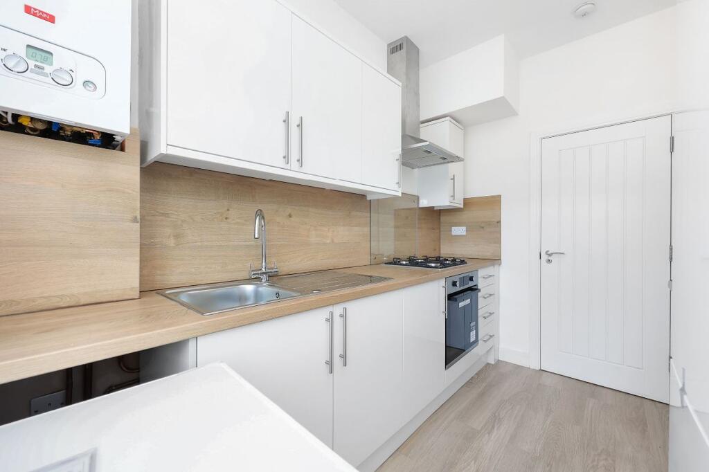 House in London, Newbury Park - More