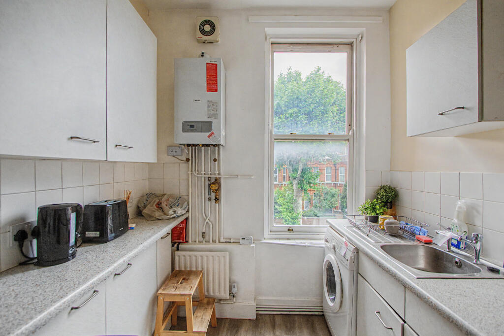 Flat B, 5 Minster Road, Cricklewood, London, NW2 3SD photo 4