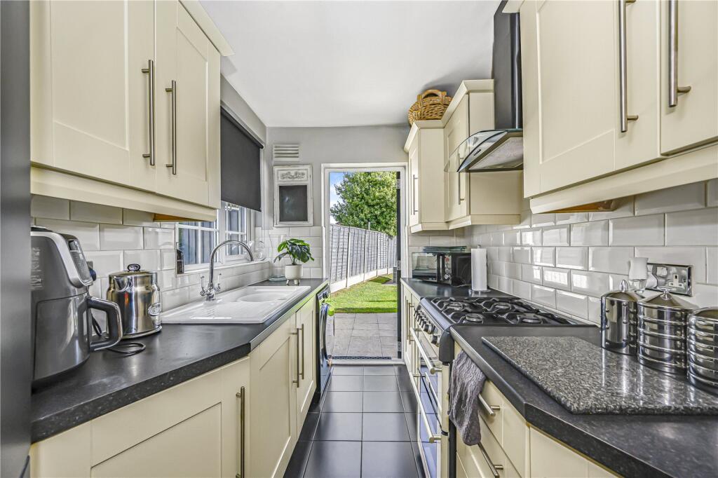 Brunswick Gardens, Fairlop, IG6 photo 4