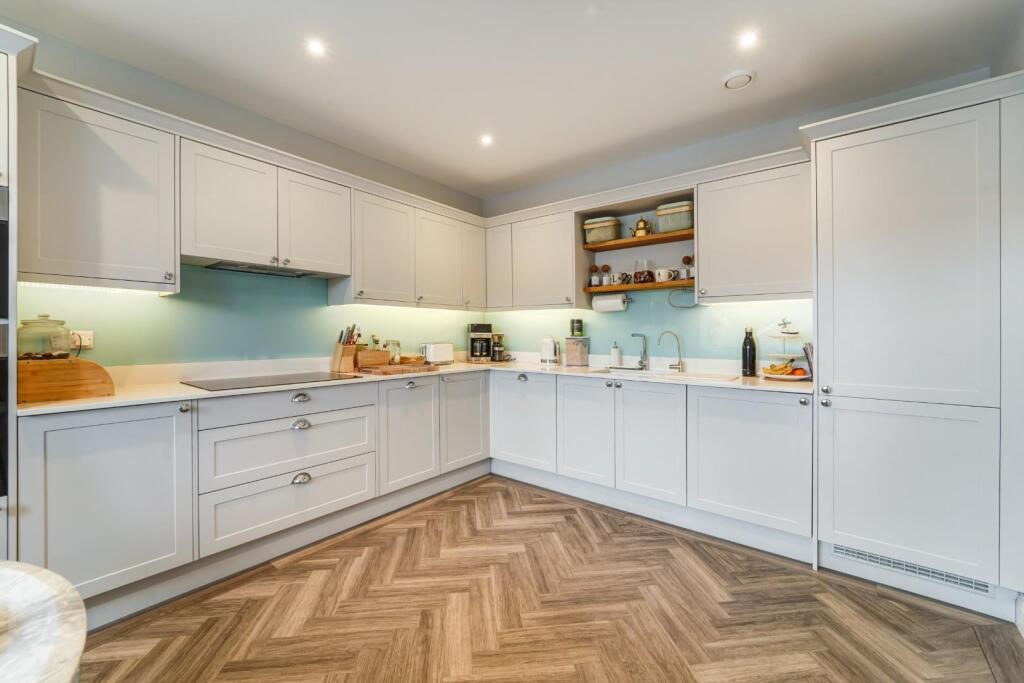 House in Reigate and Banstead, Nork - View 5