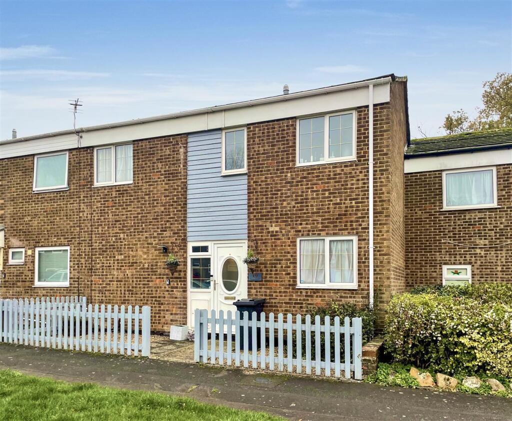 2-bed terraced on Kennedy Drive, Swindon, £230,000