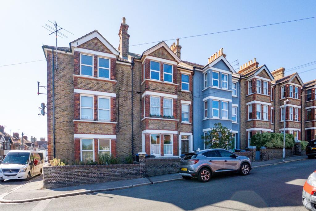 2-bed flat on Lyndhurst Road, Ramsgate, Kent, CT11 8EF, £150,000
