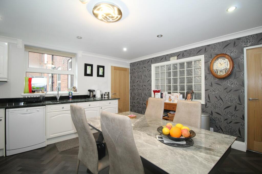 2-bed apartment on South Marine Drive, Bridlington, East Yorkshire, YO15, £225,000