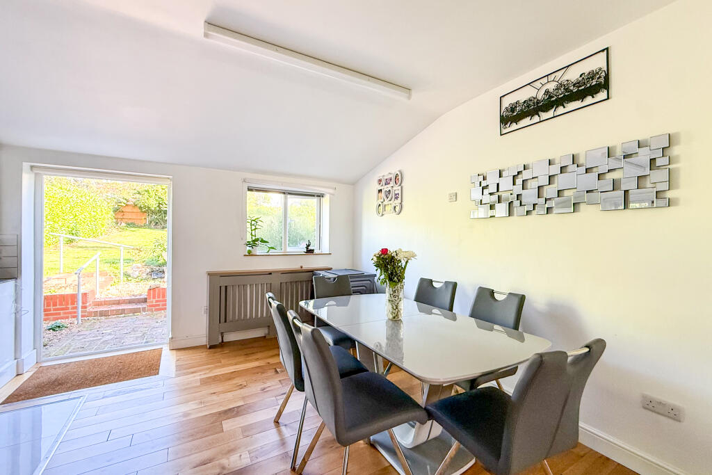 House in Bexhill-on-Sea, The Highlands - More