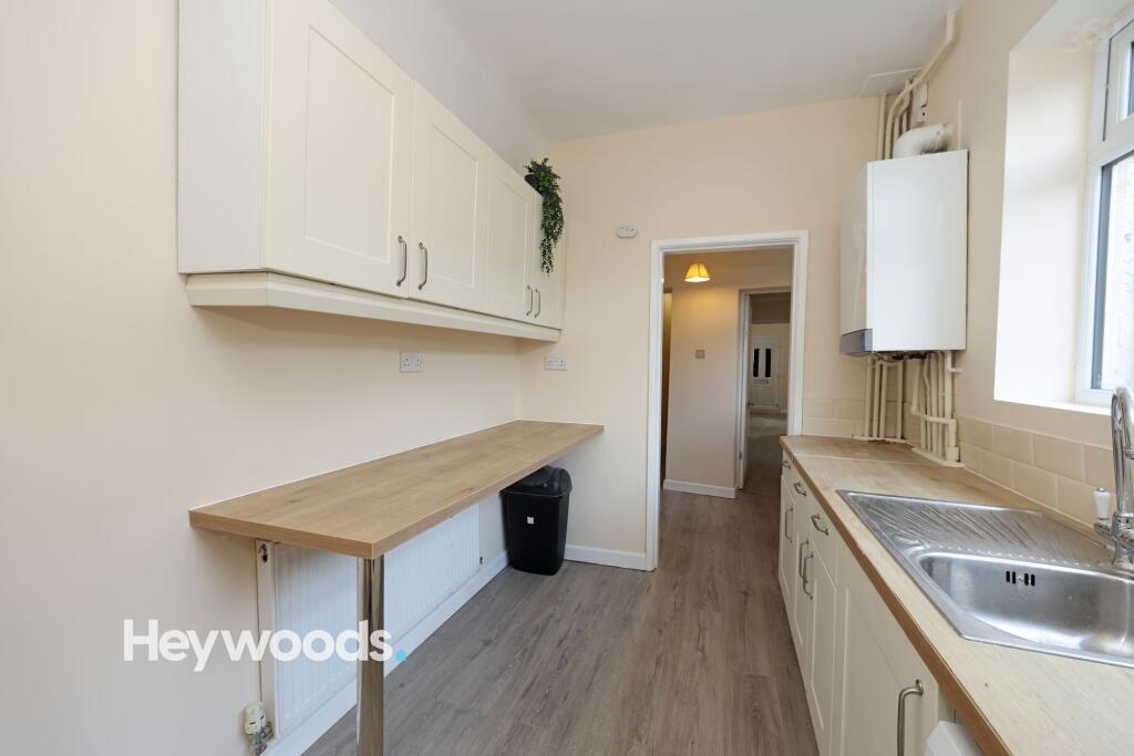 House in Newcastle-under-Lyme, Parksite, Silverdale - More