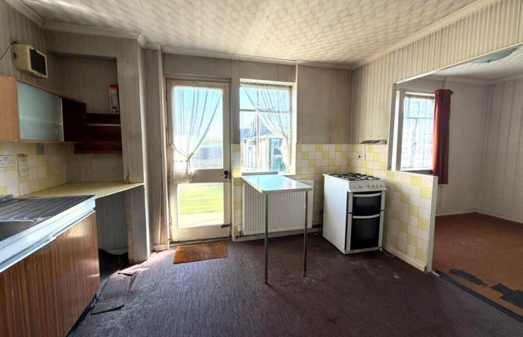42 Mounts Road, Greenhithe, Kent, DA9 9LZ photo 2