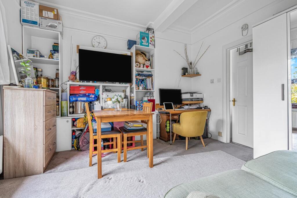 39 Leacroft, Surrey, STAINES-UPON-THAMES, TW18 photo 4