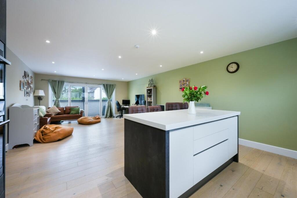 Apartment in Kingston upon Thames - View 5