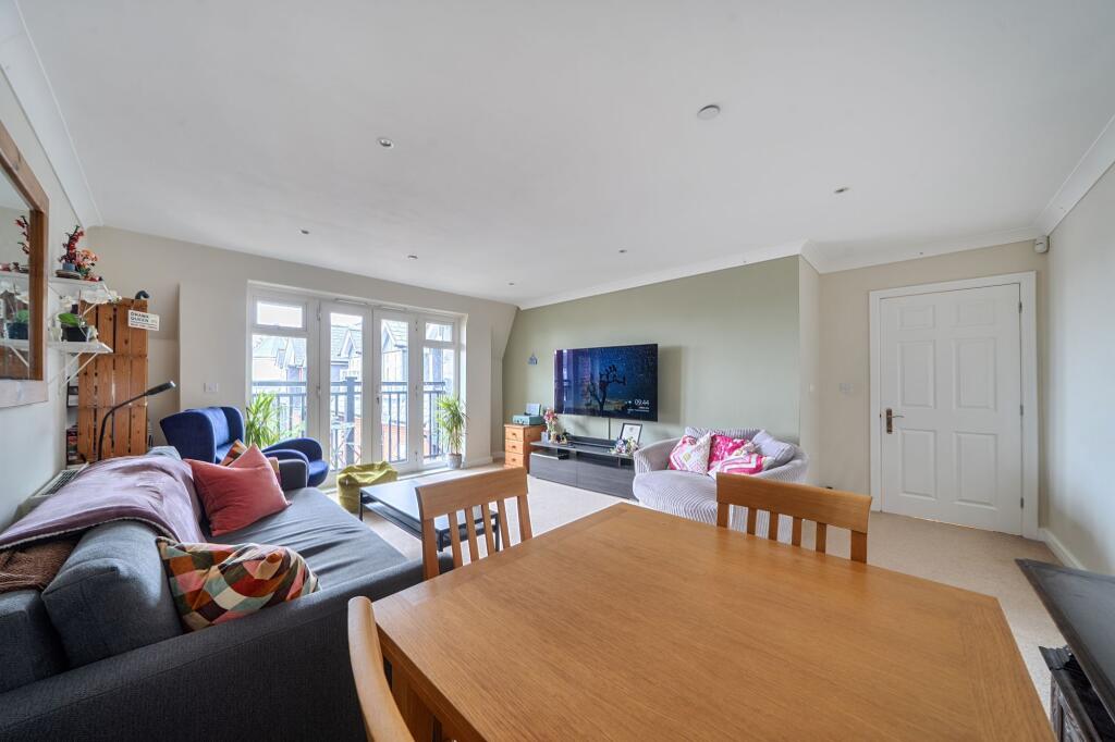Apartment in Mole Valley, Leatherhead - View 5
