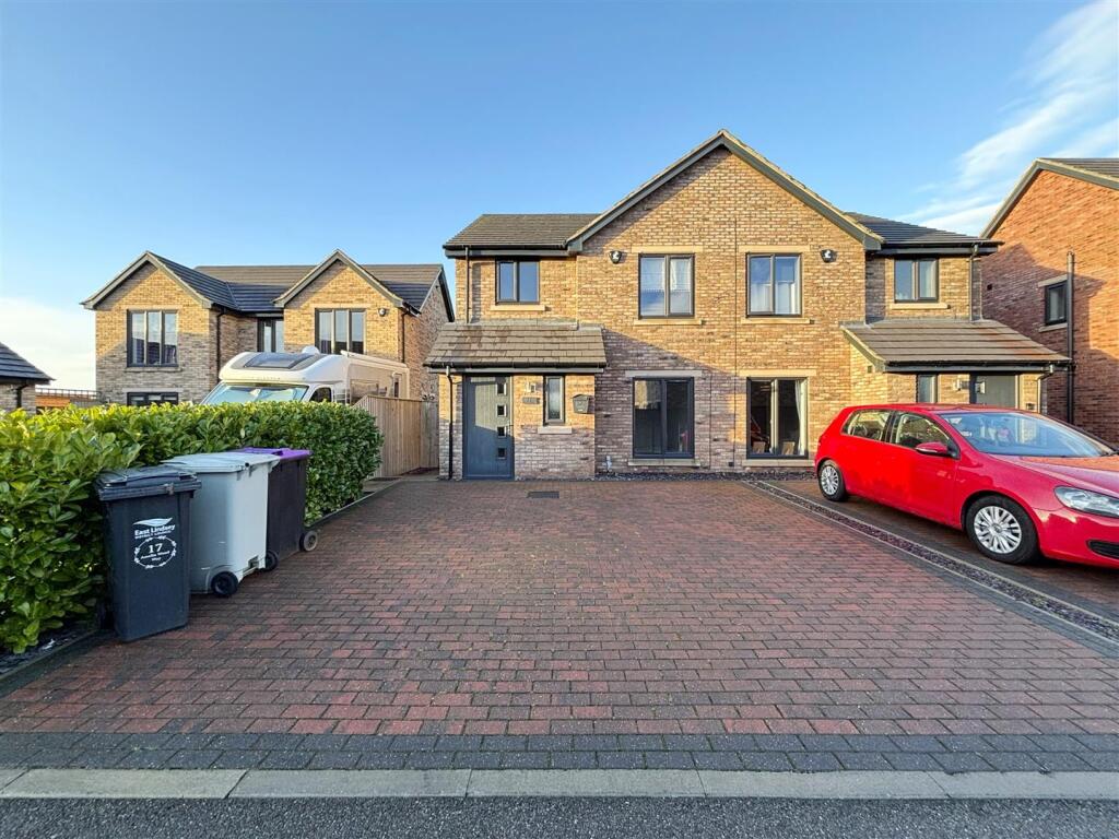 3-bed semi-detached on Amelia Wood Way, Grimoldby, £220,000