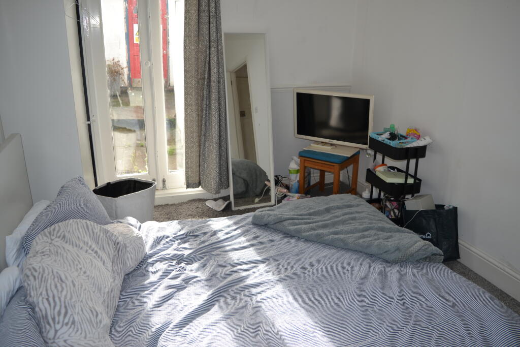 4 bedroom end of terrace house for rent
